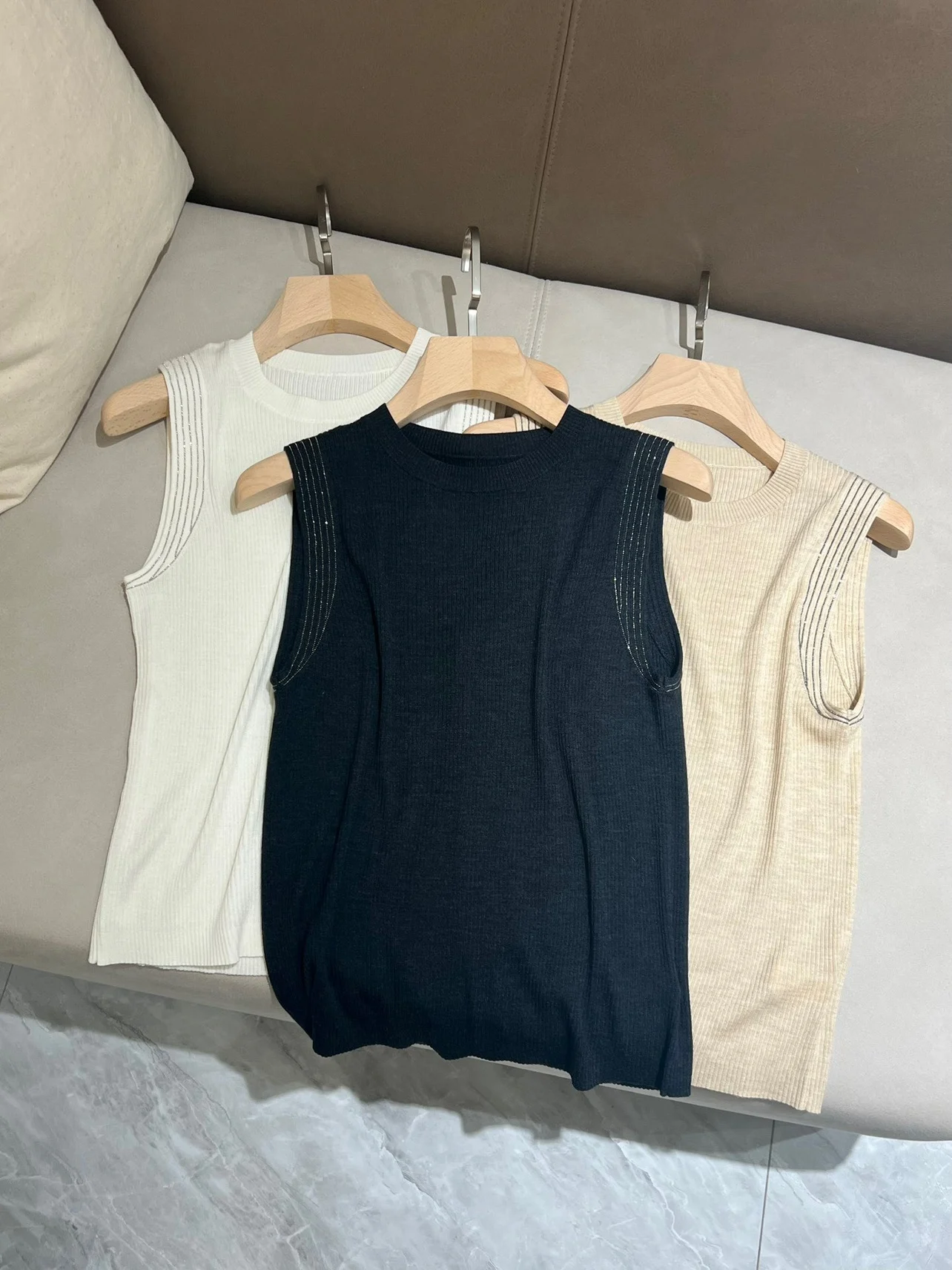 Женская трикотажная майка весна 2024