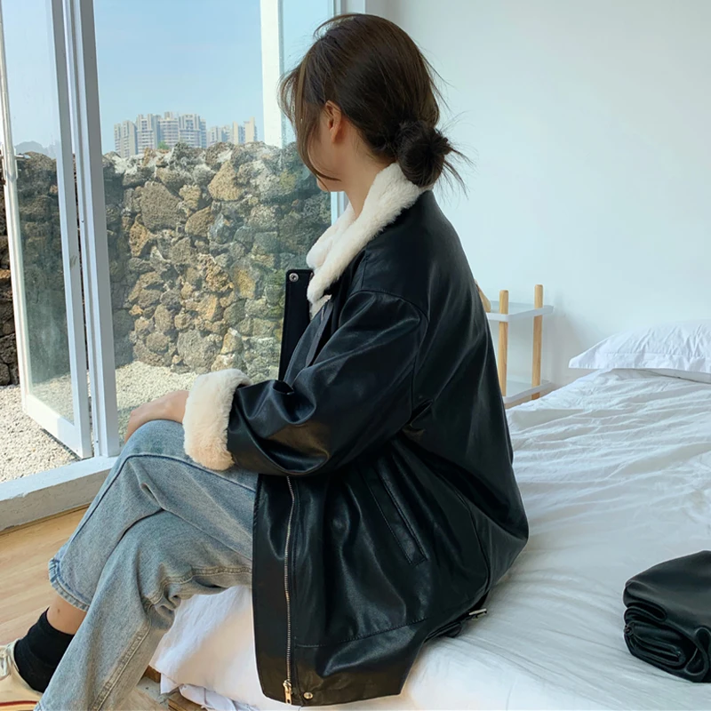Winter Women's Pu Motorcycle Jacket Loose Women Fashion Warm Lamb Wool Coat Street Long Sleeve Vintage Leather Jacket 2022 New