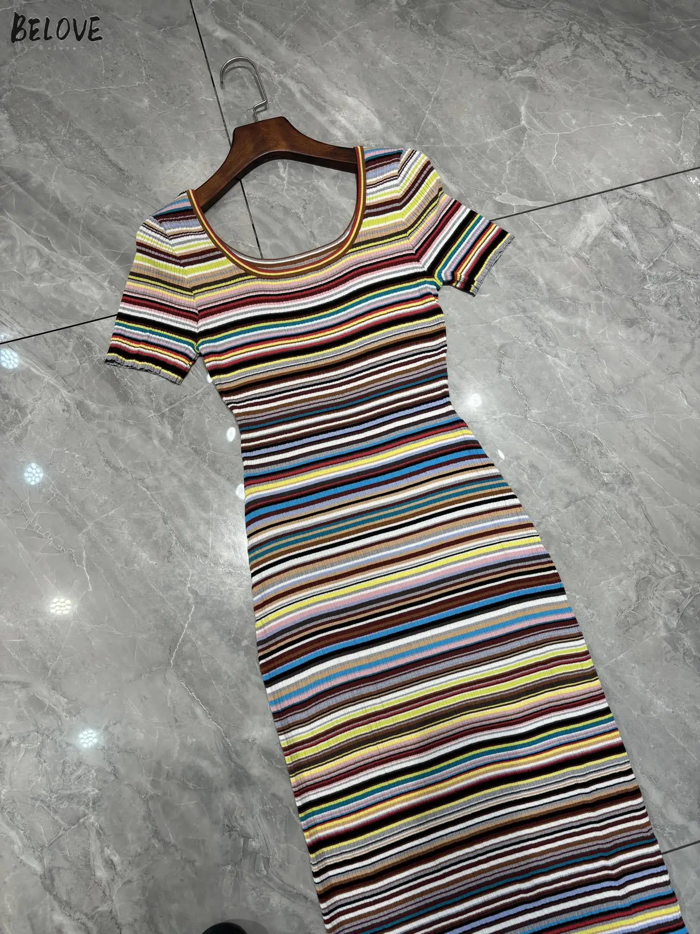 Женское трикотажное платье в красочную полоску с круглым вырезом и коротким