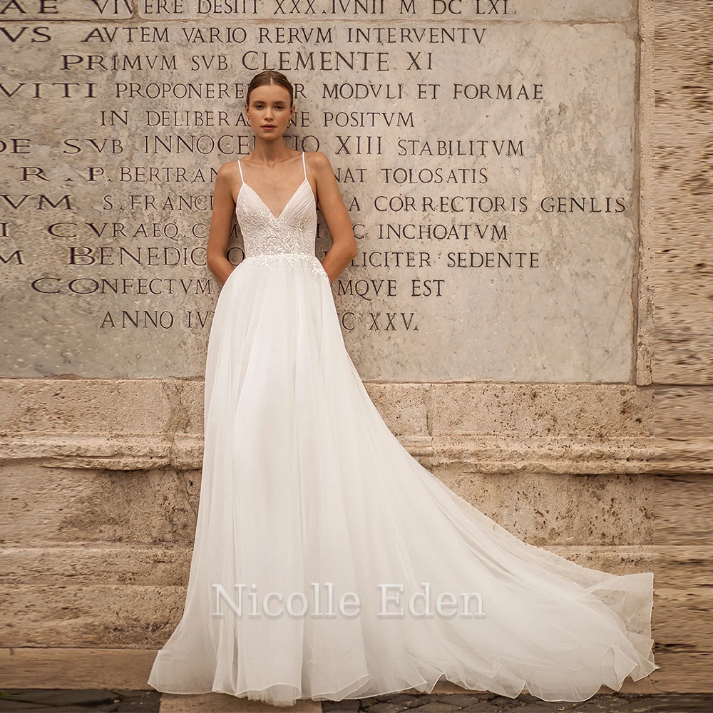 

Женское свадебное платье с кружевной аппликацией и глубоким V-образным вырезом