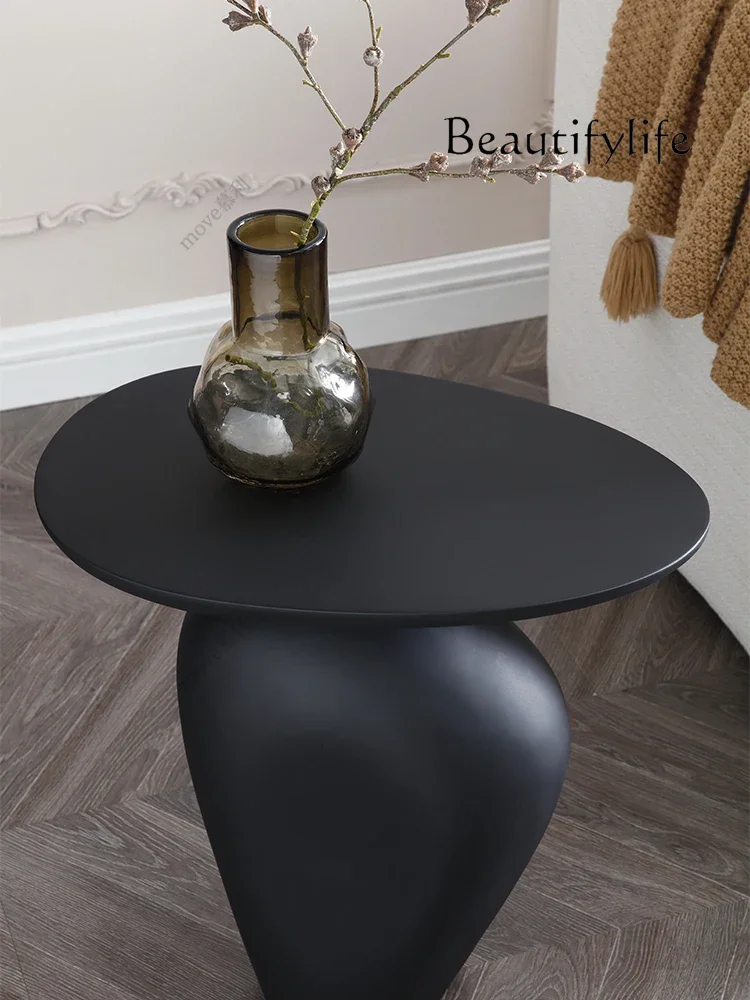 Черный приставной столик из булыжника угловой в стиле ретро край дивана Hakka Frp