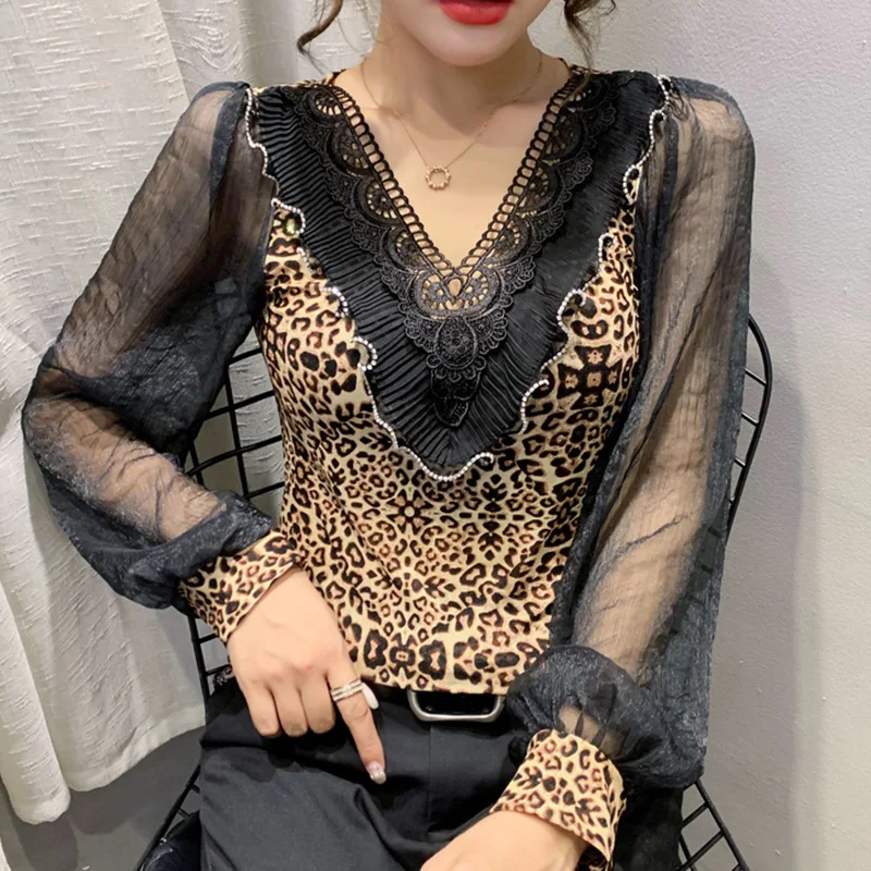 

Женская блузка с длинным рукавом, V-образным вырезом и оборками