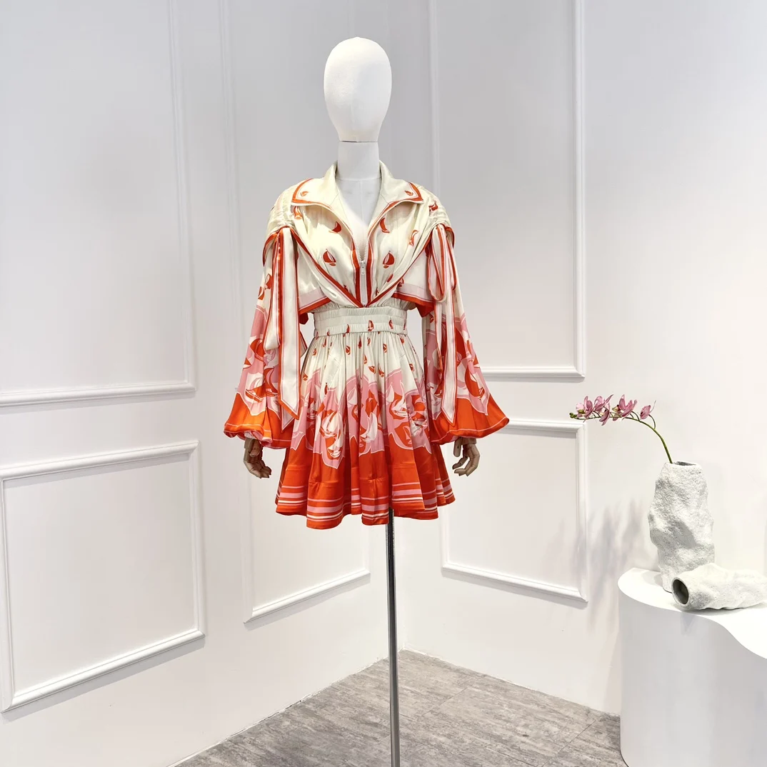 

Коллекция ранней весны 2023, высококачественное шелковое красное платье-мини с принтом парусника, полуоткрытым воротником и длинными рукава...