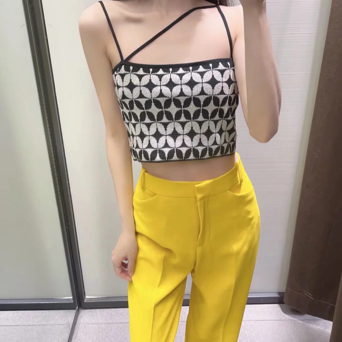 

New Women Knitted Vest Fashion Elegant Lady Vests Female Slim Sleeveless Coat Jackets Short Paragraph