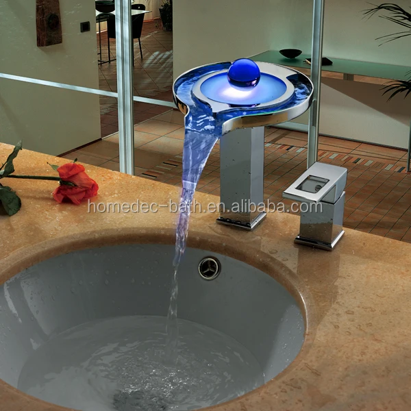 Дешевый латунный RGB светодиодный датчик воды смеситель для раковины 3-цветное