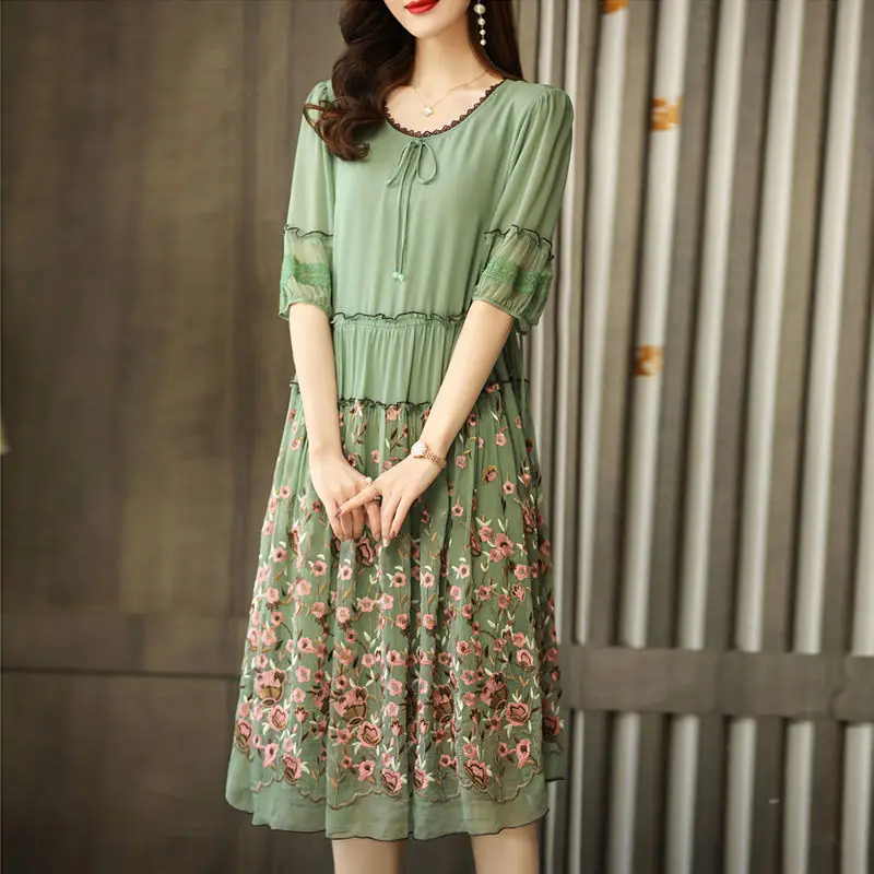 

Heavy embroidery simulation silk dress female 2022 new spring high-end mother installed mulled silk half sleeve o neck skirt
