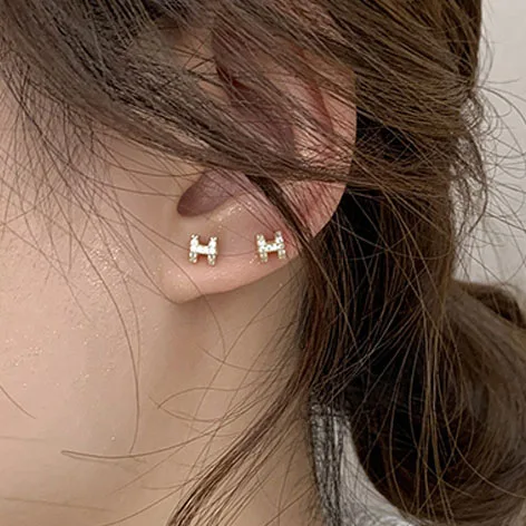 

Sweet Elegant Gold Silver Color Small Full Of Crystal Beads Letter H Earrings For Women Luxury Brand Design Ear Jewelry 2022