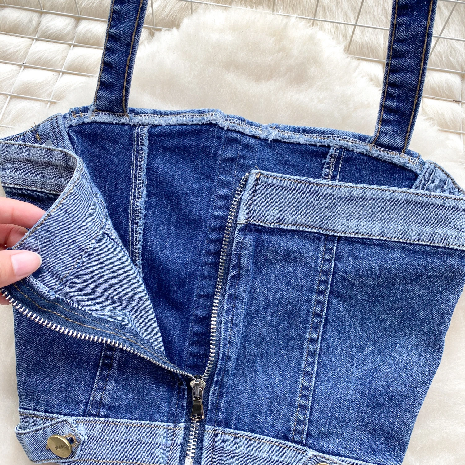 Женский джинсовый костюм vaquero из двух предметов майка с лямкой на шее и мини-юбка