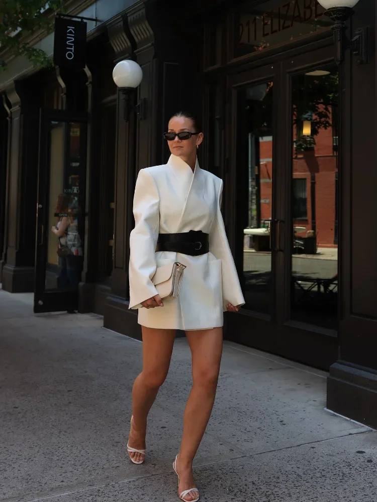 Женский офисный пиджак на пуговицах элегантный белый Приталенный с