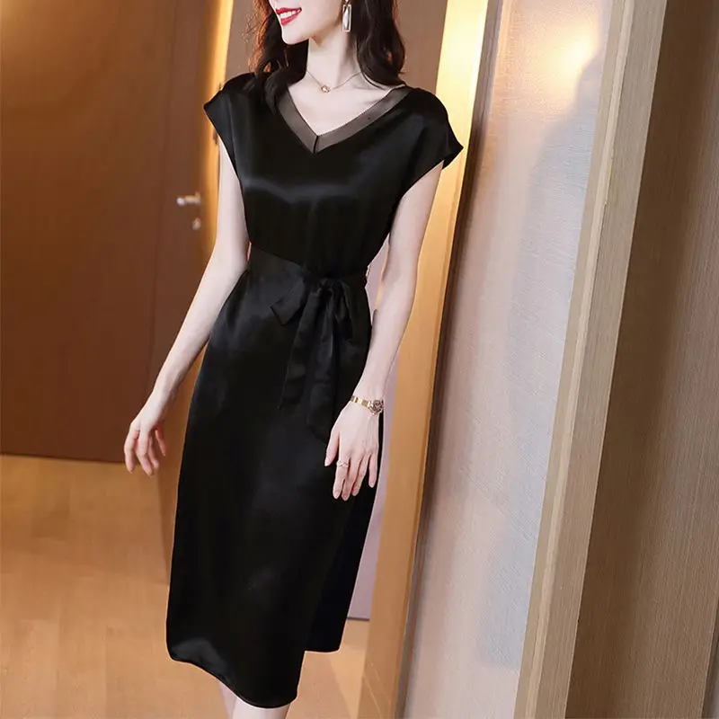 

Женское платье-миди с V-образным вырезом и коротким рукавом