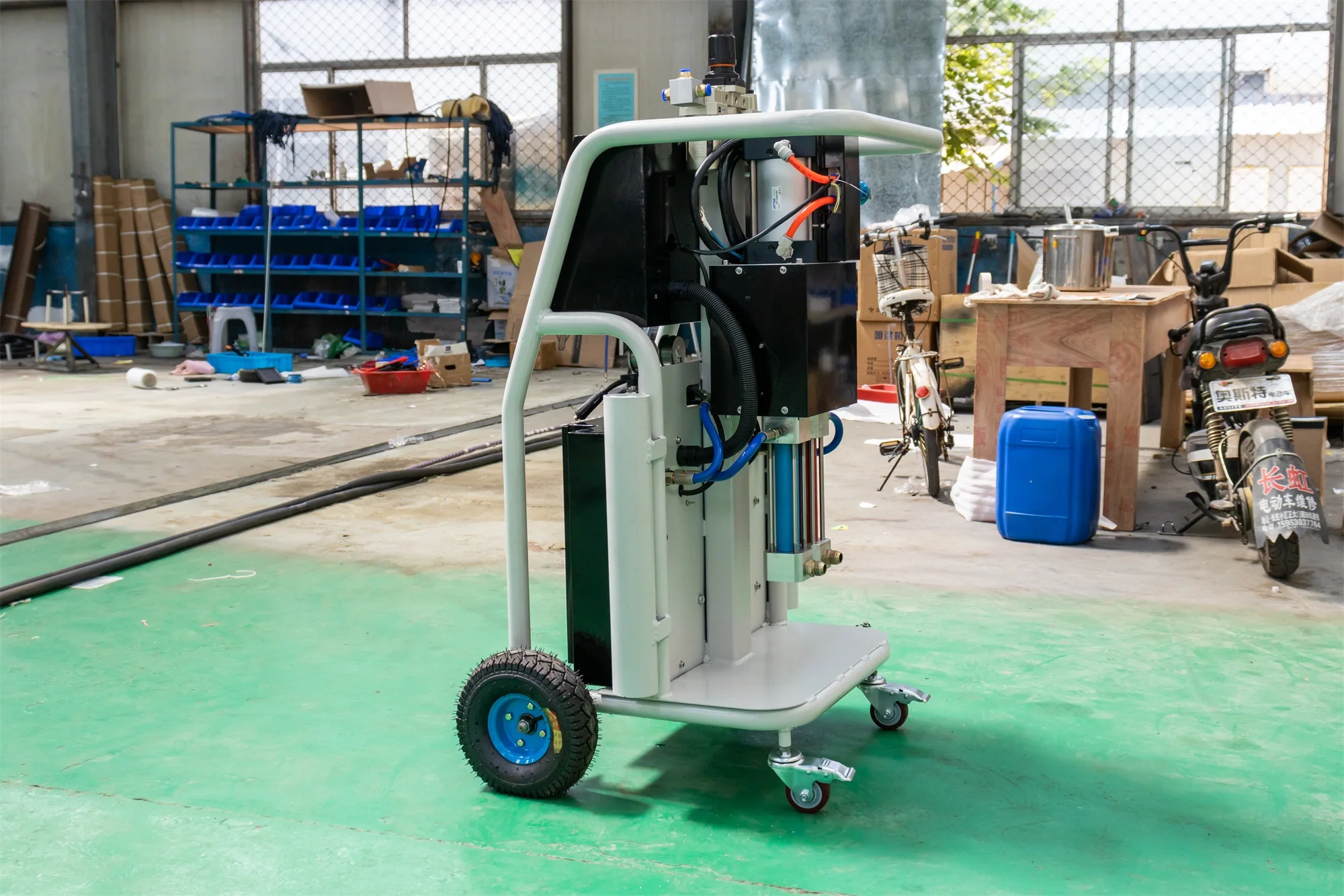 CNMC-D полиуретановая покрасочная машина Популярная машина для нанесения пенопласта методом распыления/впрыска с производительностью 2-8 кг/мин.