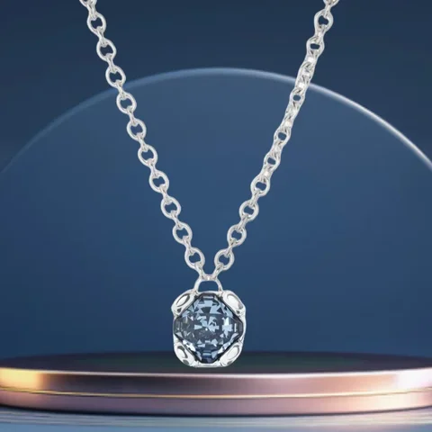 Сияющее ожерелье из серебра с голубыми кристаллами