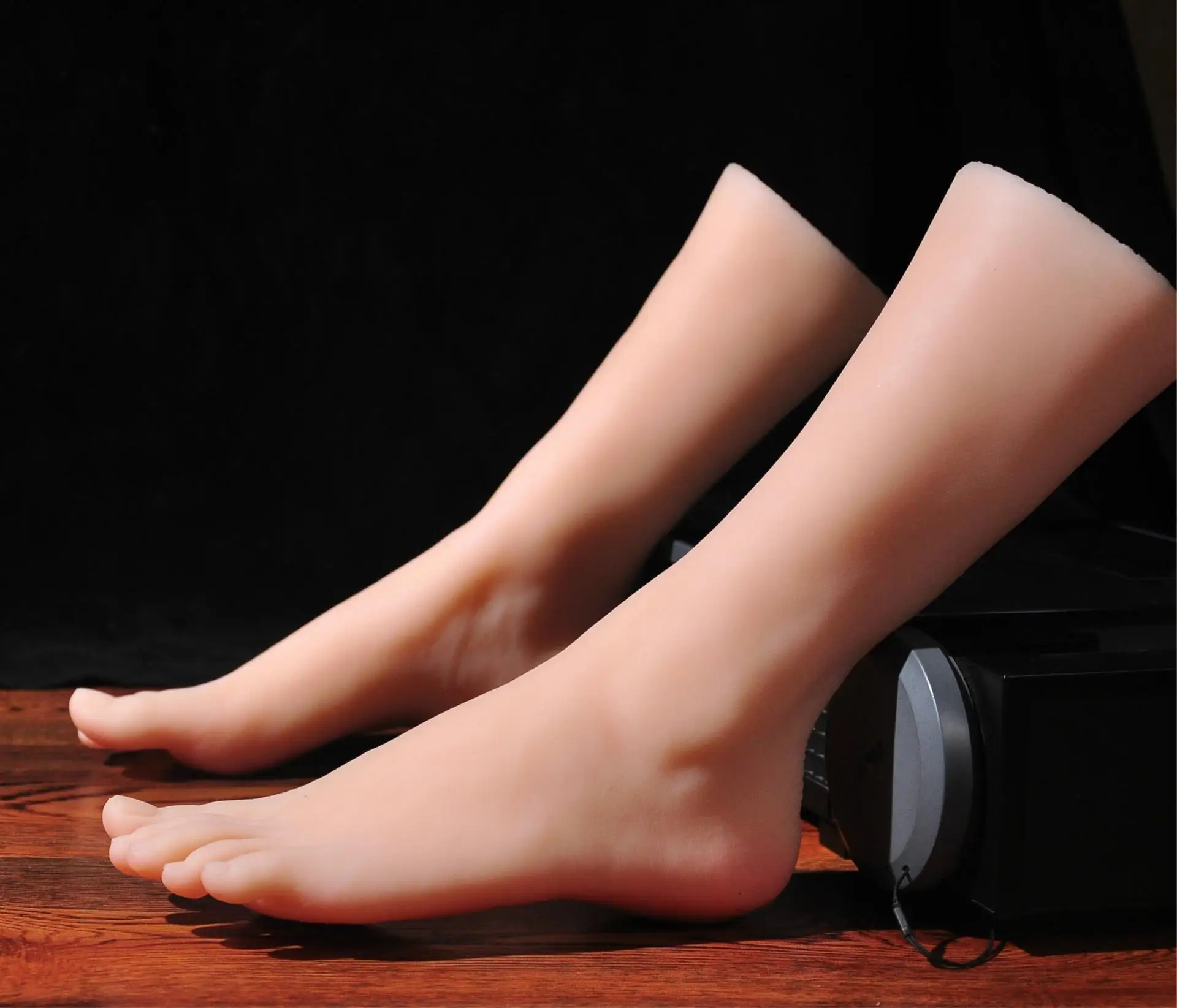 Реалистические женские ступни. Реалистичная ступня. Реалистичные ноги. Модель женской ступни из силикона. Манекен стопа женская пластиковая «beauty» арт.