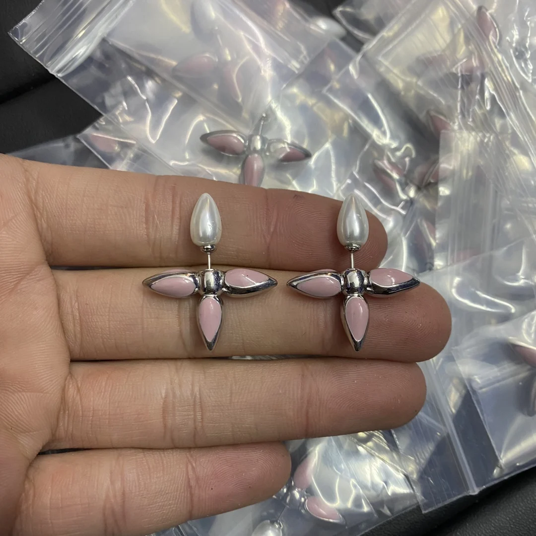 

Ярко-розовые серьги в форме Креста