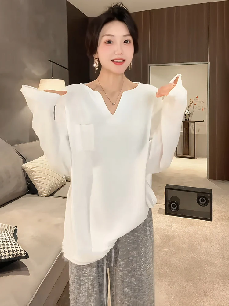 Элегантная свободная белая футболка с длинными рукавами и v-образным вырезом во