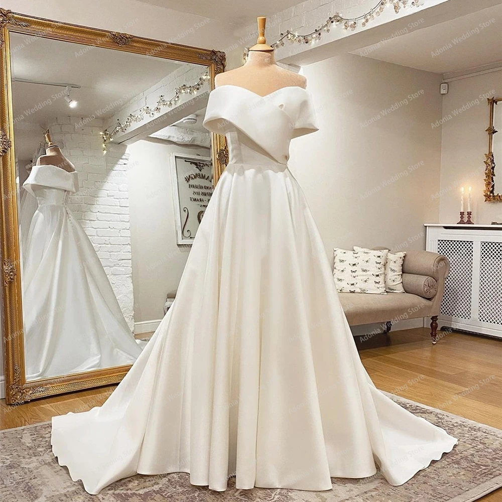 Элегантное свадебное платье трапециевидной формы с открытыми плечами атласное