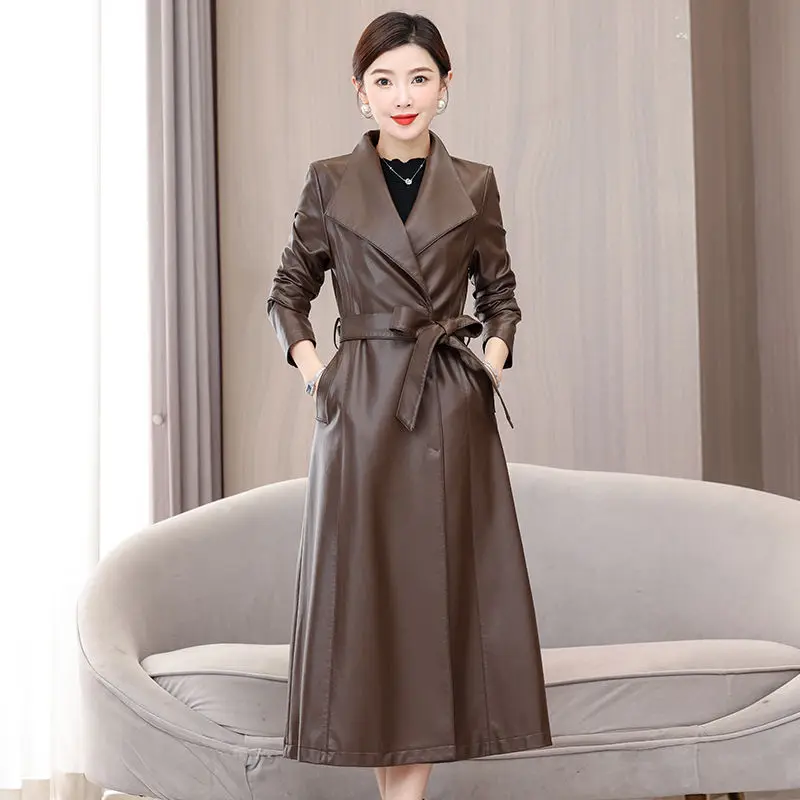 

Повседневные длинные кожаные куртки с лацканами для женщин, одежда, коричневый тренчкот из искусственной кожи с поясом, весна и осень, стройнящее женское платье