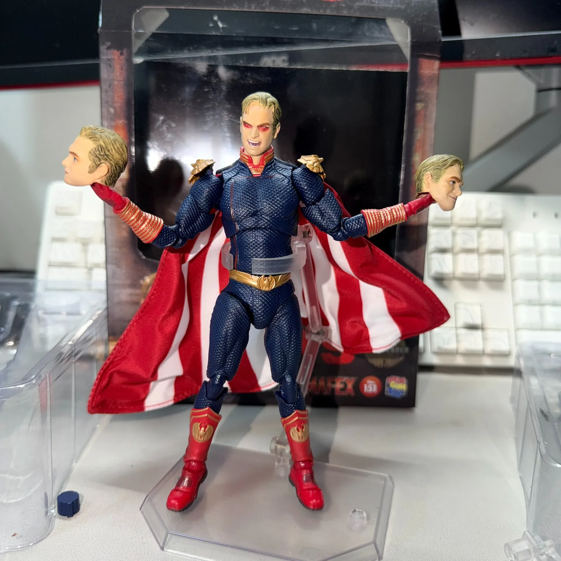 Фото Коллекционная эксклюзивная фигурка Mafex Homelander The Boys Blood Splatter Ver No 151 – идеальный подарок для взрослых коллекционеров №2