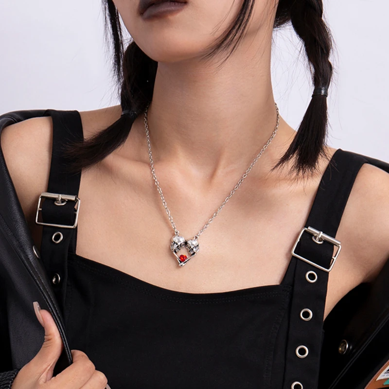 

Personality Sweet and Cool Heart-shaped Rhinestone Necklace Punk Hip-hop Love Skull Pendant Necklace Girl Accessories Jewelry