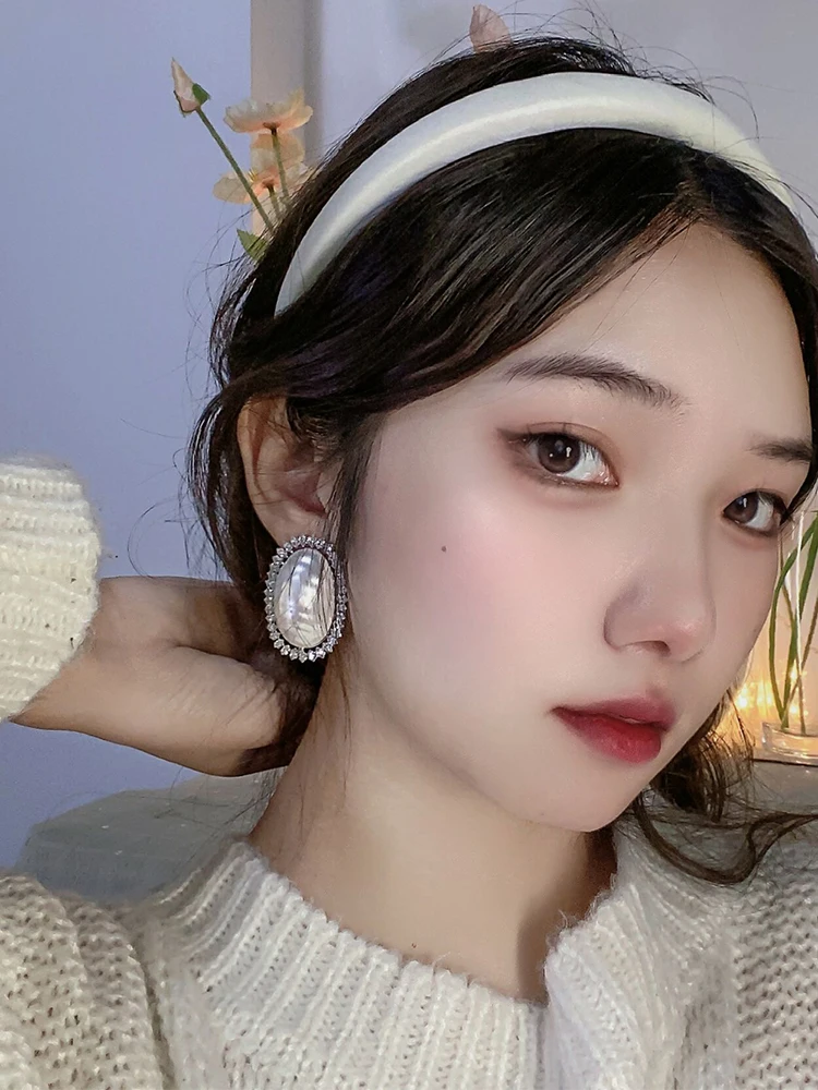 Преувеличенные овальные серьги-гвоздики с жемчугом и цирконием в стиле барокко