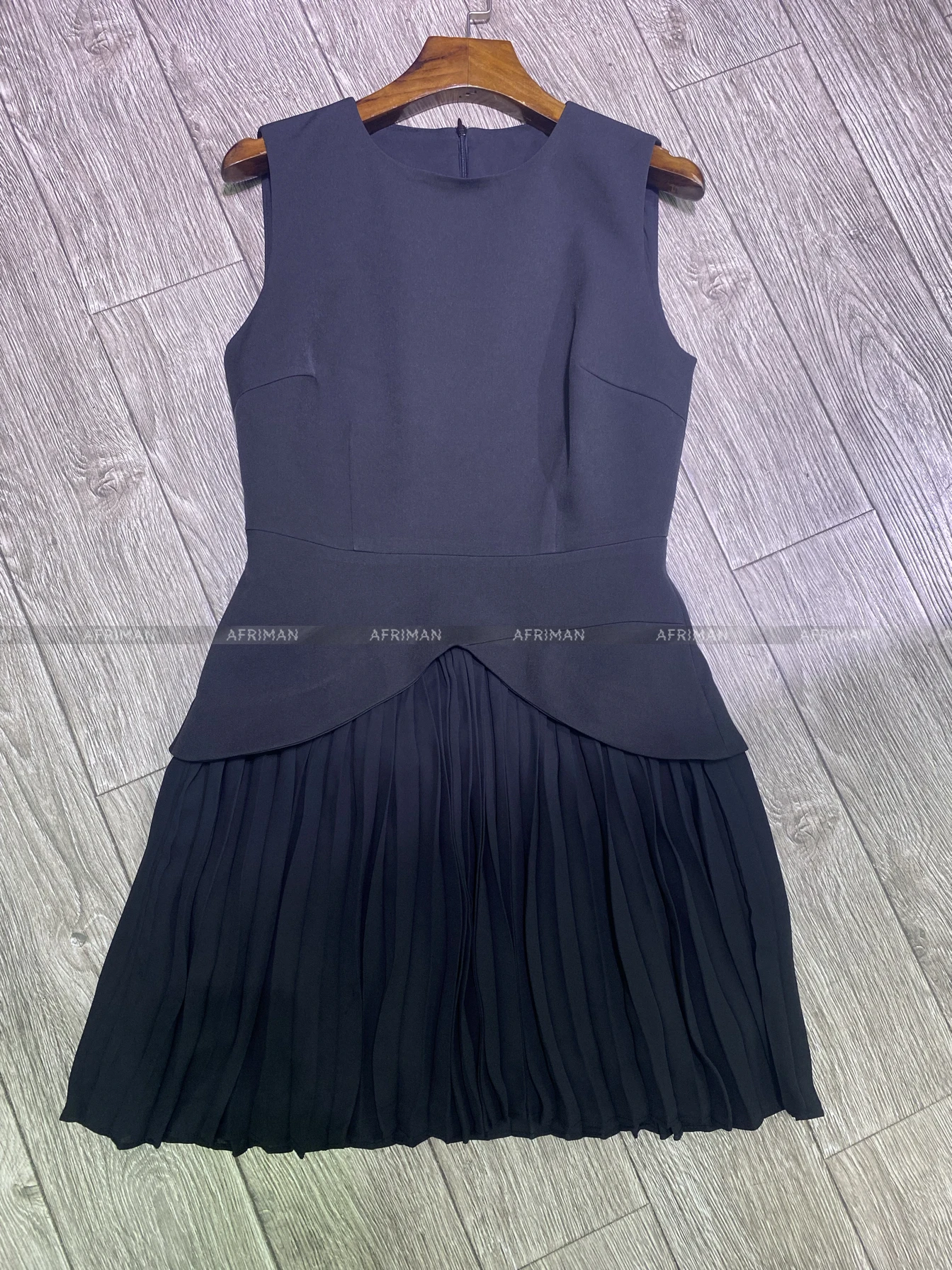 Женское мини-платье с круглым вырезом