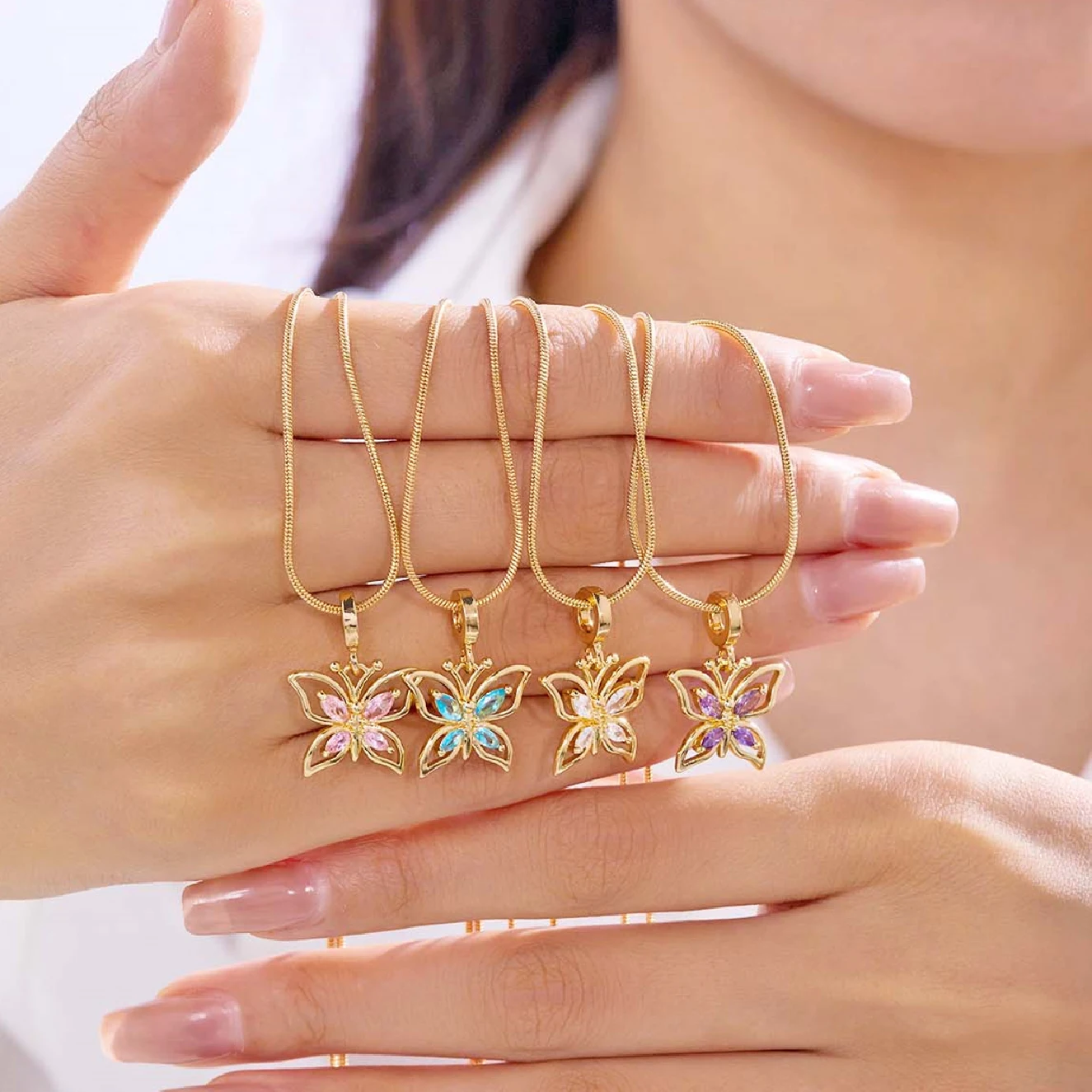 Женское ожерелье с подвеской-бабочкой золотистого цвета