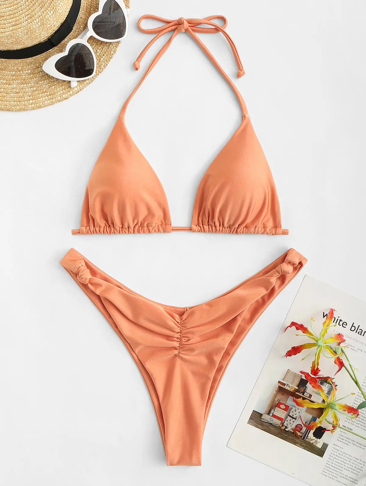 

Женский купальник-бикини с рюшами и лямкой на шее