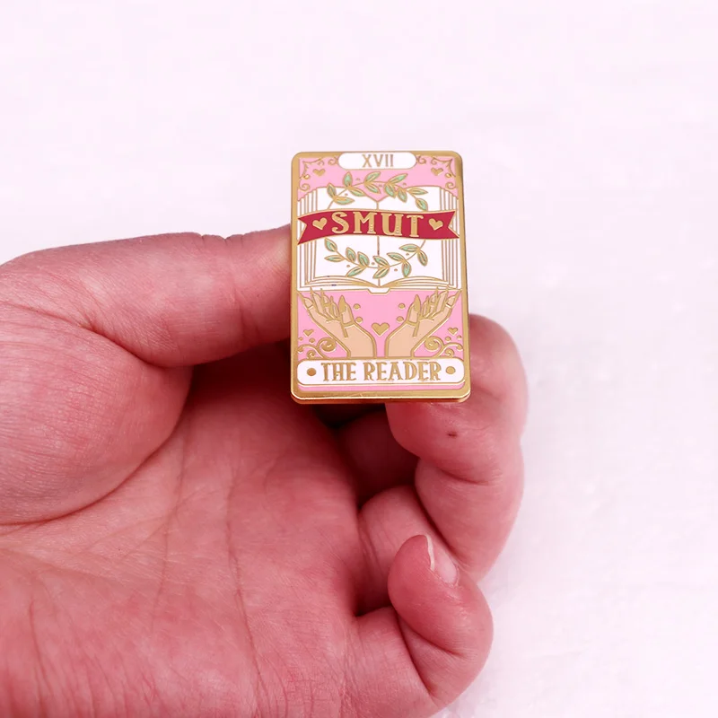 Эмалированная брошь в виде книги