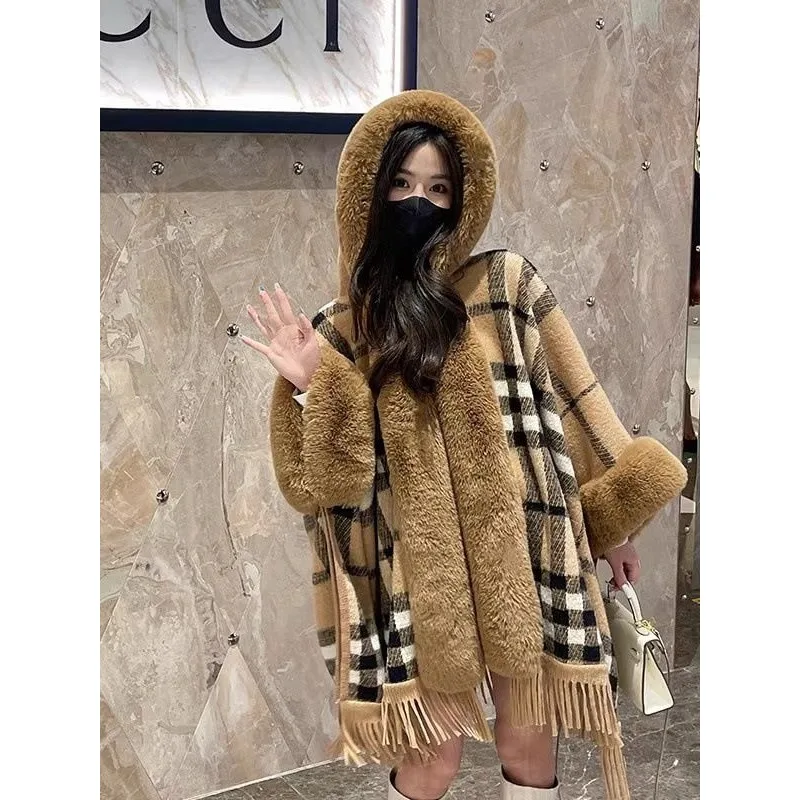 Рисунок 5 - Женская накидка с кисточками