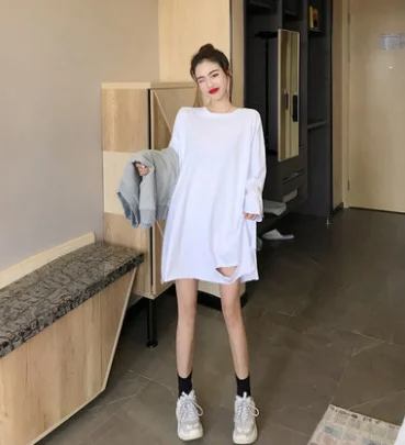 

A Loose large size white long-sleeved T-shirt female weighing clothing stacking long section plus velvet autumn winter top 202