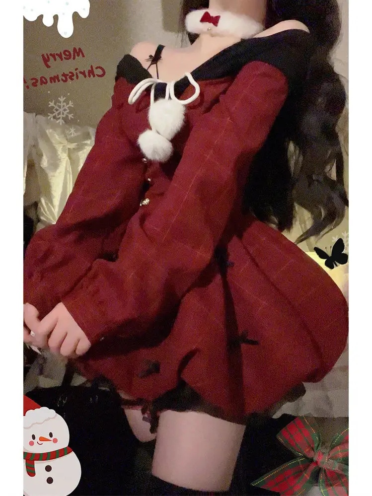 Женское платье с воротником-лодочкой и длинным рукавом