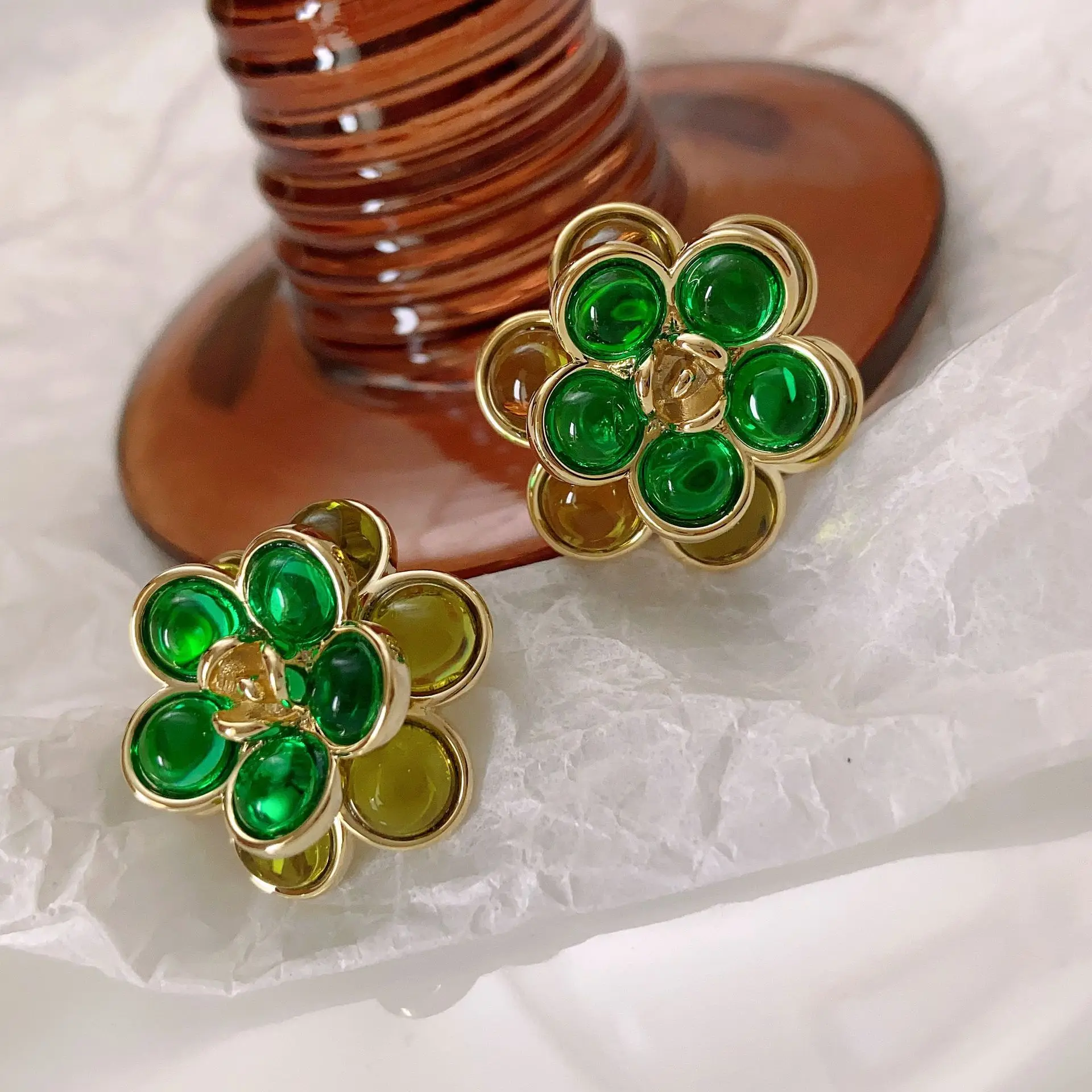 Ретро-гонконгский стиль зеленая глазурованная контрастная трехмерная серьга