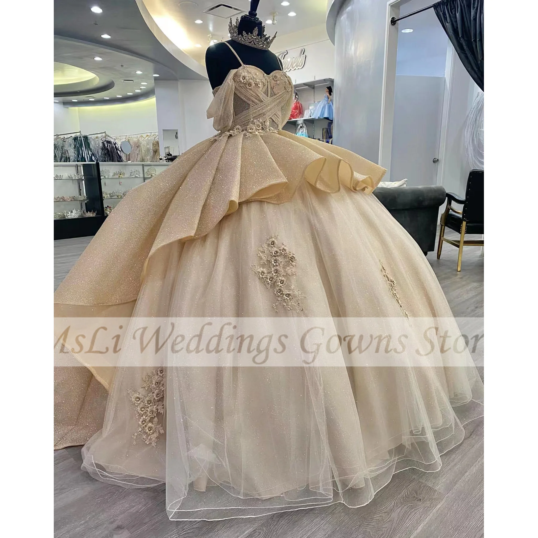 Блестящие шампанские платья для Quinceanera бальное платье с аппликацией на тонких бретелях многоярусные складки с кристаллами Vestidos De 15 Quinceañera Блестящие шампанские платья для Quinceanera бальное платье с аппликацией на тонких бретелях многоярусные складки с кристаллами Vestidos De 15 Quinceañera