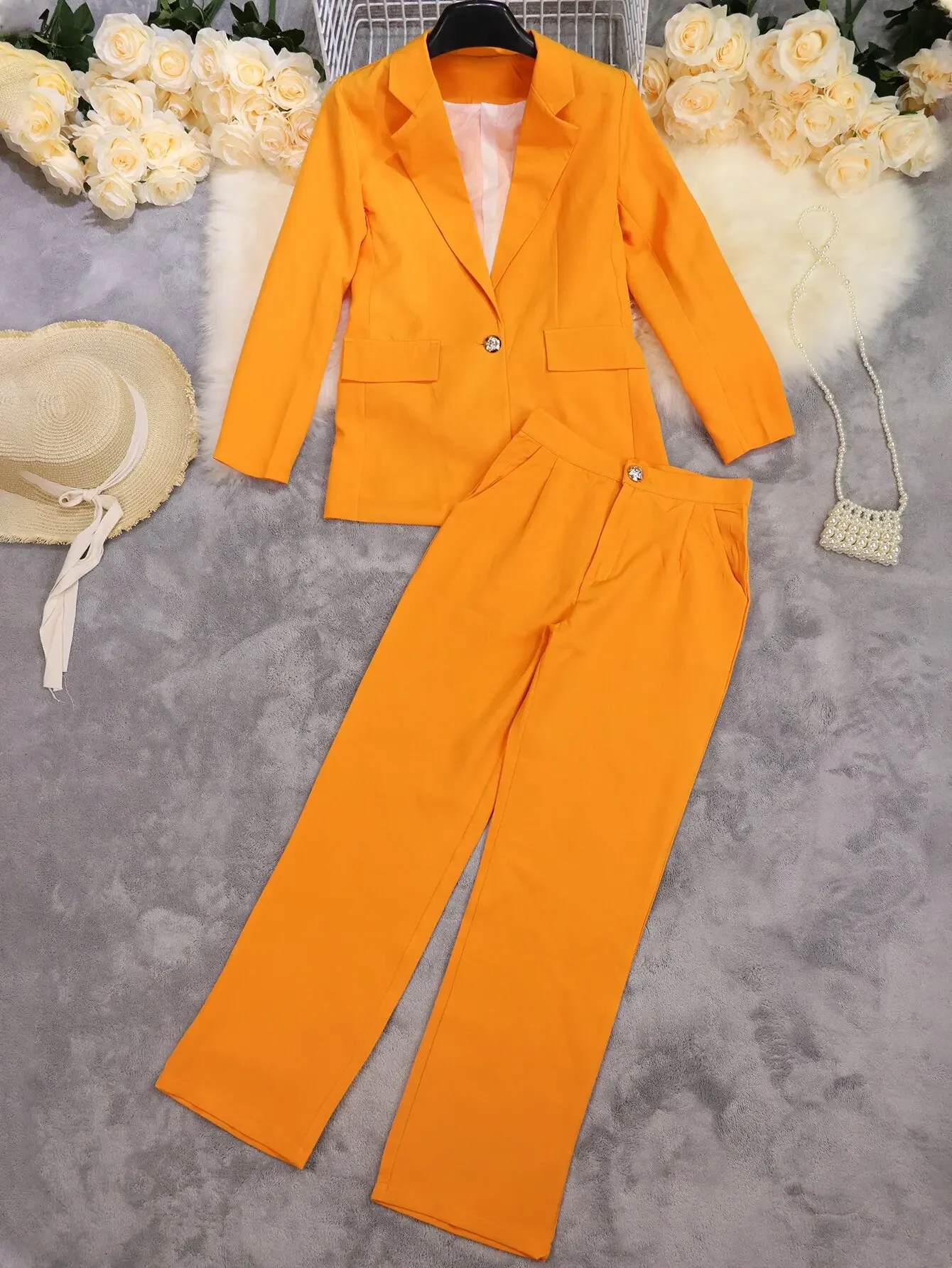 Осенний женский деловой пиджак с длинными рукавами стильный однотонный прямыми