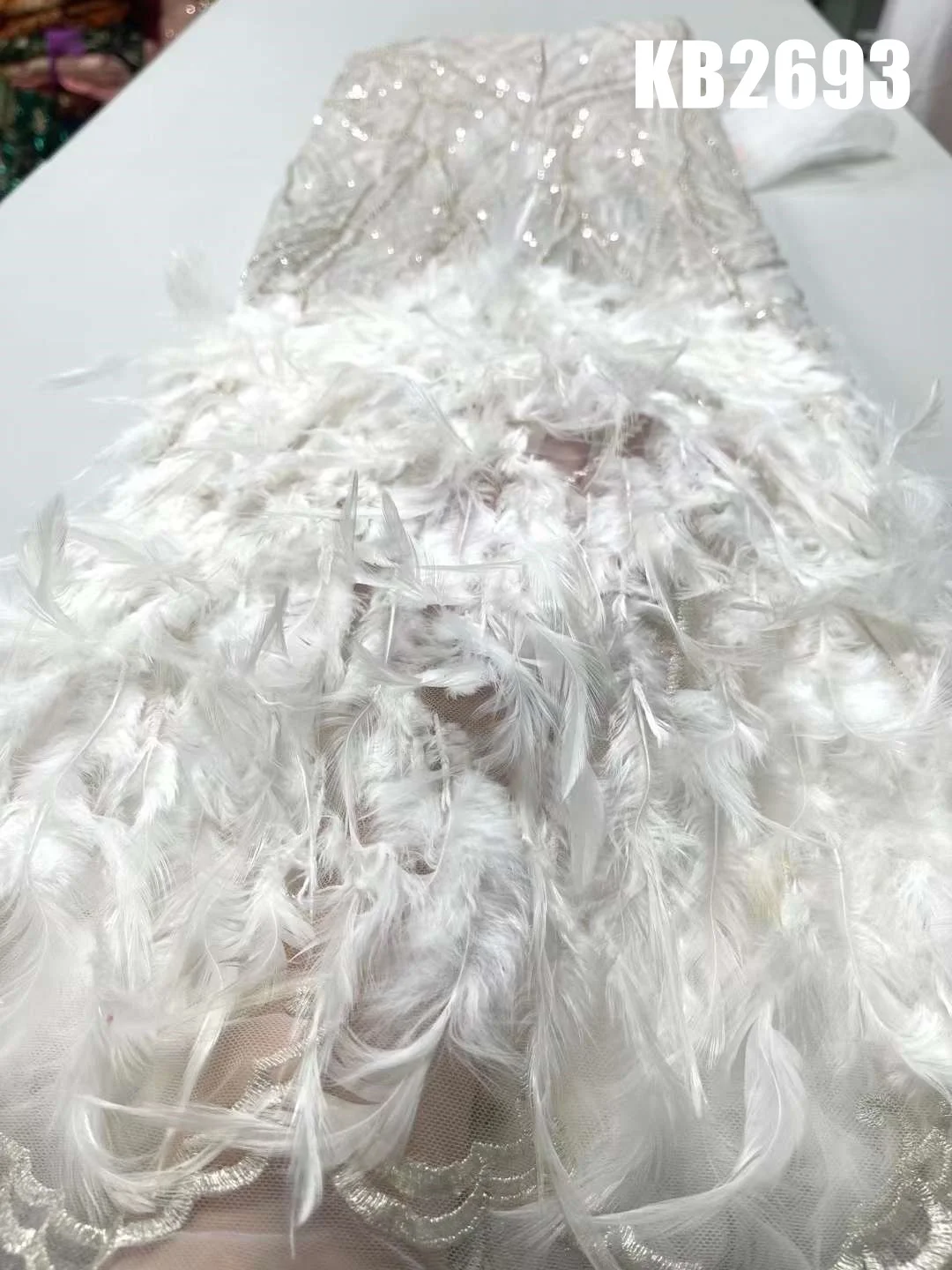 Рисунок 4 - Кружевная ткань с белыми перьями