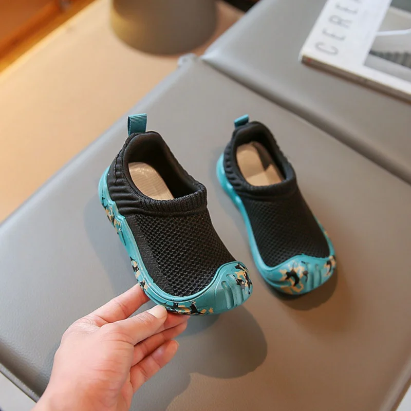 Кроссовки детские из дышащей сетчатой ткани на мягкой подошве