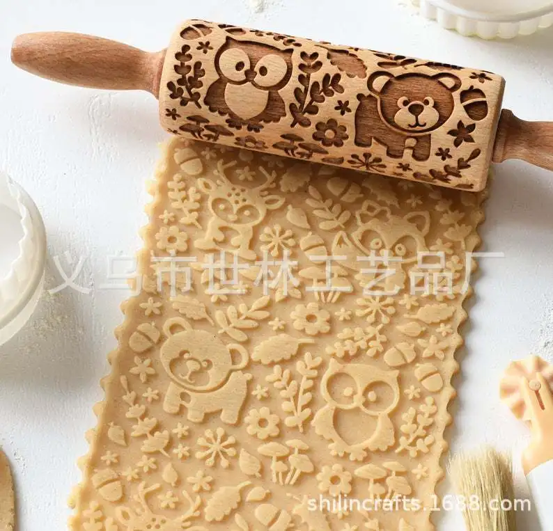 

Скалка из дерева с мультяшными животными