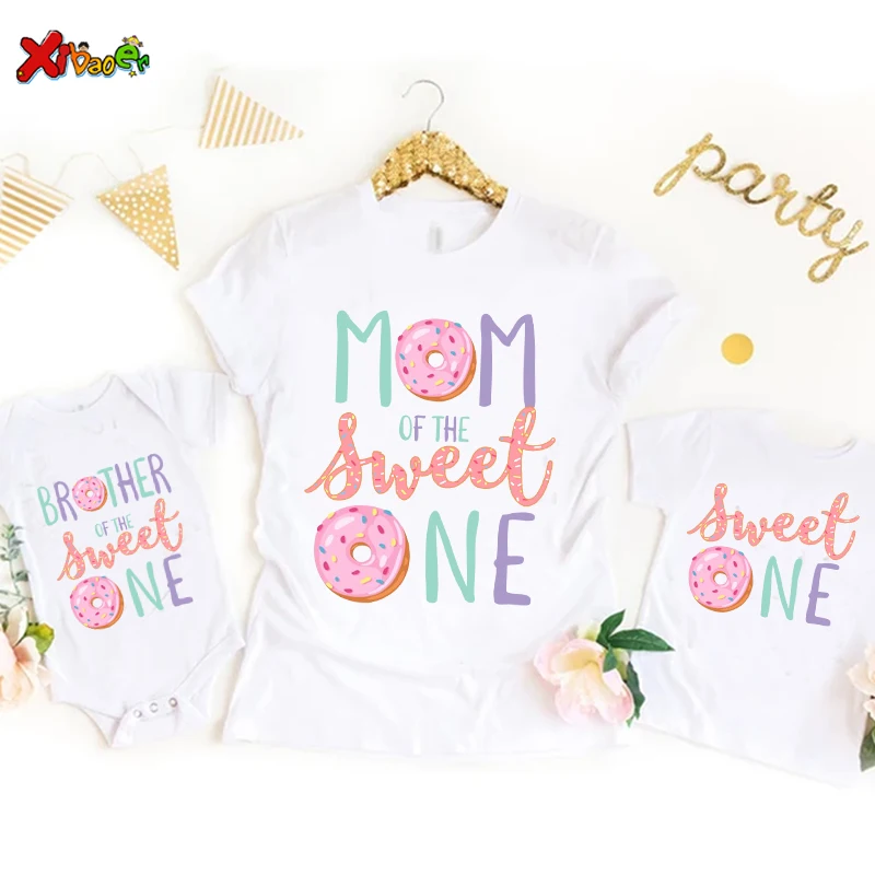 Camiseta de la familia Donut Sweet One para niña, ropa a juego para fiesta de cumpleaños, Mono para bebé, camiseta con nombre personalizado, camiseta para papá e hijo