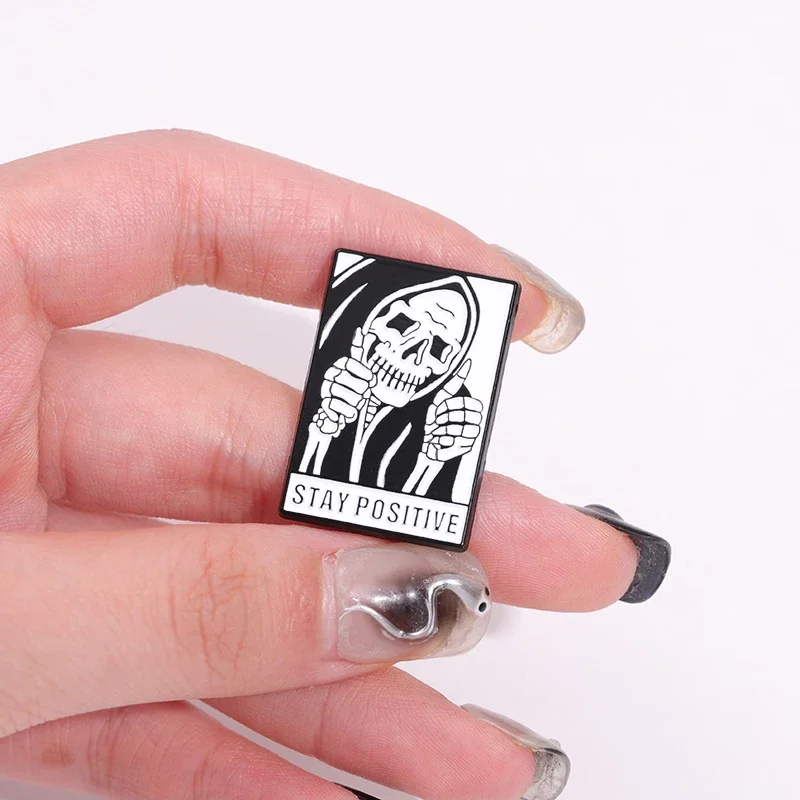 Металлическая брошь с эмалью в виде черепа