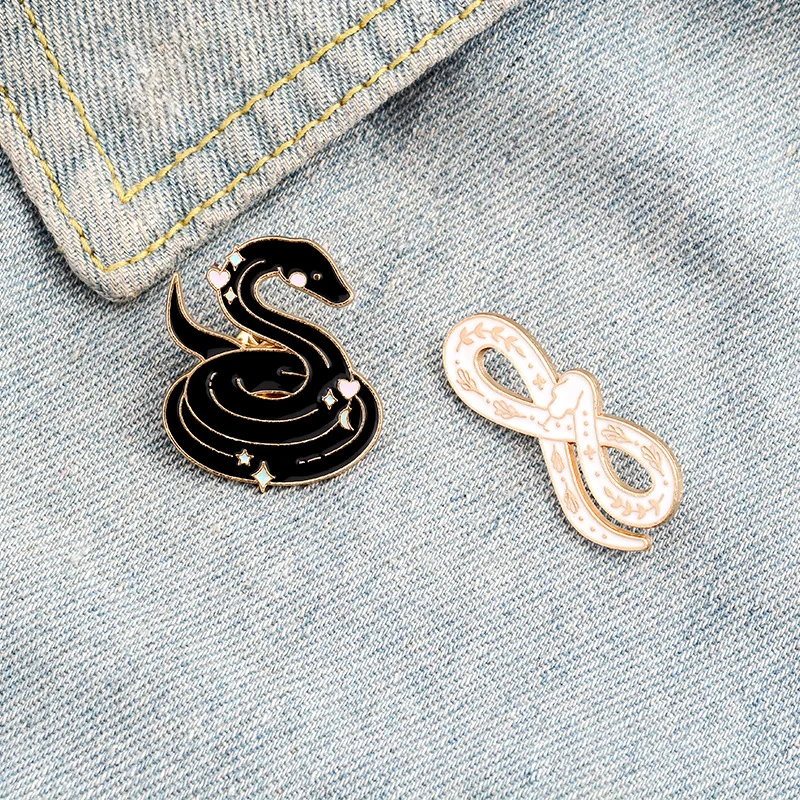 

Enamel Women's Brooch White Snake Christmas New Year Gift Baking Varnish Lapel Pins Personality Friends Creativity Badges Pin