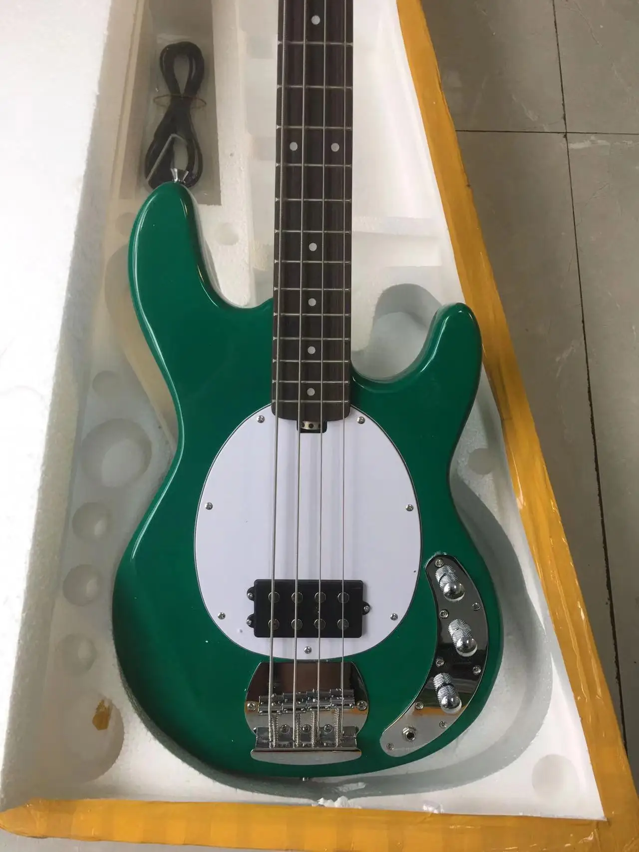 

Bass Guitar StingRay 5 Music Man green Electric Bass Best Musical instruments Active pickups 1