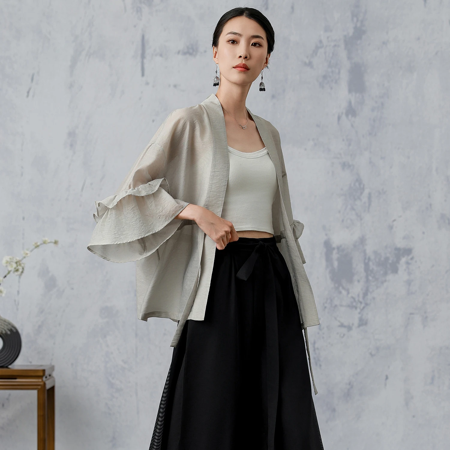 Оригинальная ранняя весна пригородная блузка с рюшами на рукавах высокое