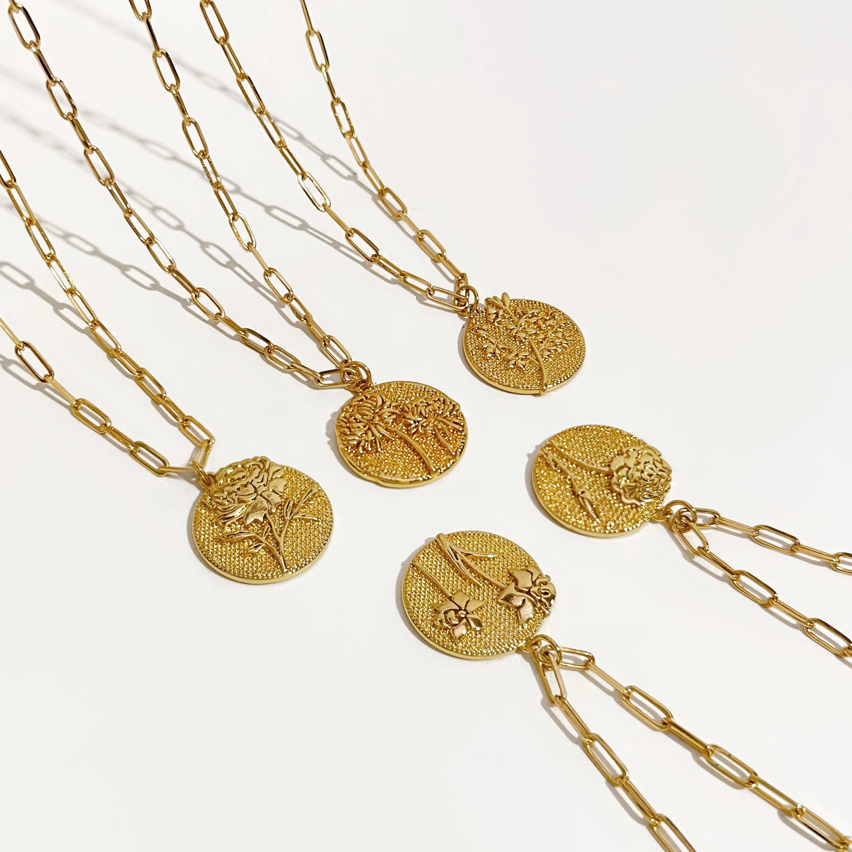 

Peri'sbox Trendy 12 Month Birth Flower Coin Pendant Necklaces Gold Color Floral Disc Charm Necklace Gifts for Her