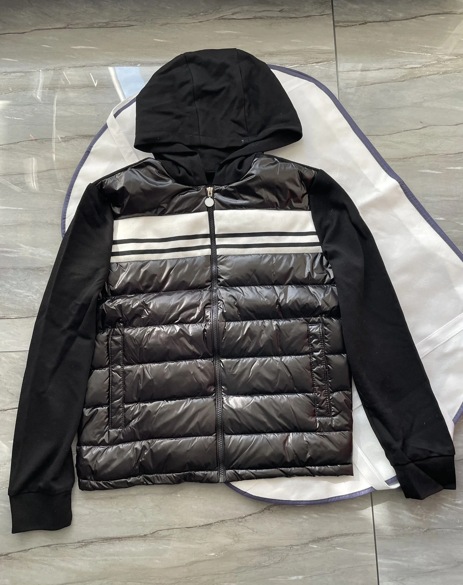 Мужской зимний трикотажный пуховик в стиле пэчворк с капюшоном и наполнителем из