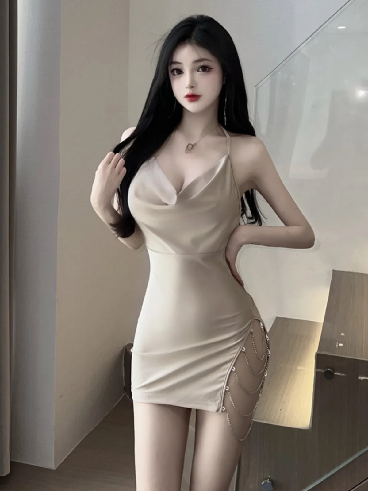 Женское облегающее платье-футляр на бретельках с открытой спиной