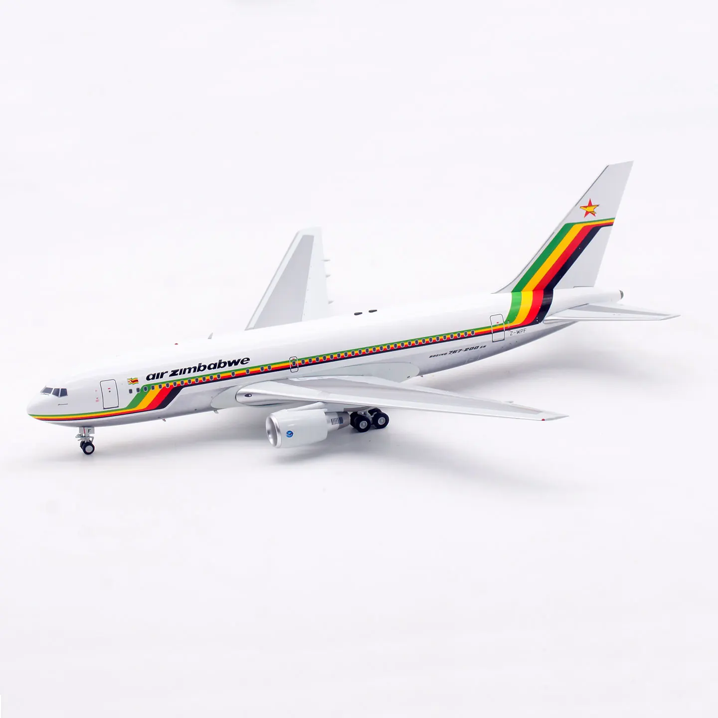 Фото IF762UM0526P Коллекционная модель самолета из сплава INFLIGHT 1:200 Air Zimbabwe Boeing B767-200 