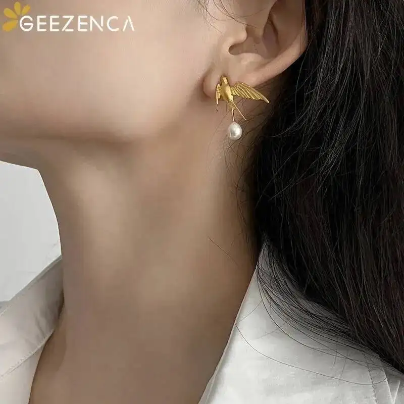 Фото GEEZENCA 925, серебряные жемчужные 3D массивные серьги с изображением ласточки и птицы, женские дизайнерские модные изящные уникальные серьги-гвоздики, подарок на вечеринку для нее №5