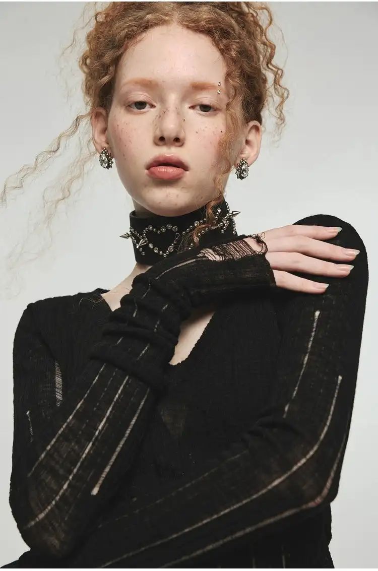 Женский свитер с треугольным вырезом