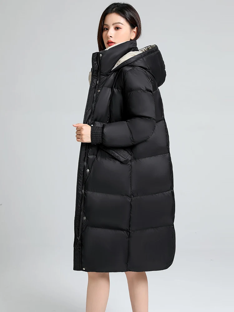 Женский пуховик средней длины с воротником-стойкой и капюшоном на белом утином