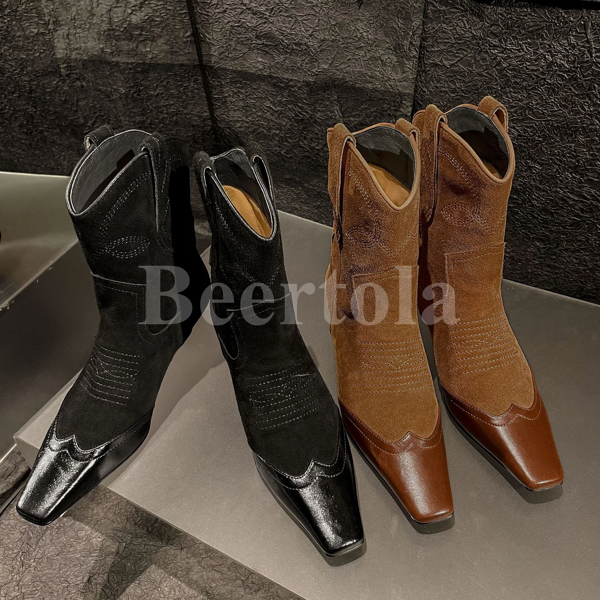 

Новые женские ботинки с вышивкой Totem, замшевые ботинки в стиле ретро из коровьей кожи с квадратным носком на среднем каблуке, короткие ботинки с цветными застежками, Женская обувь в западном стиле